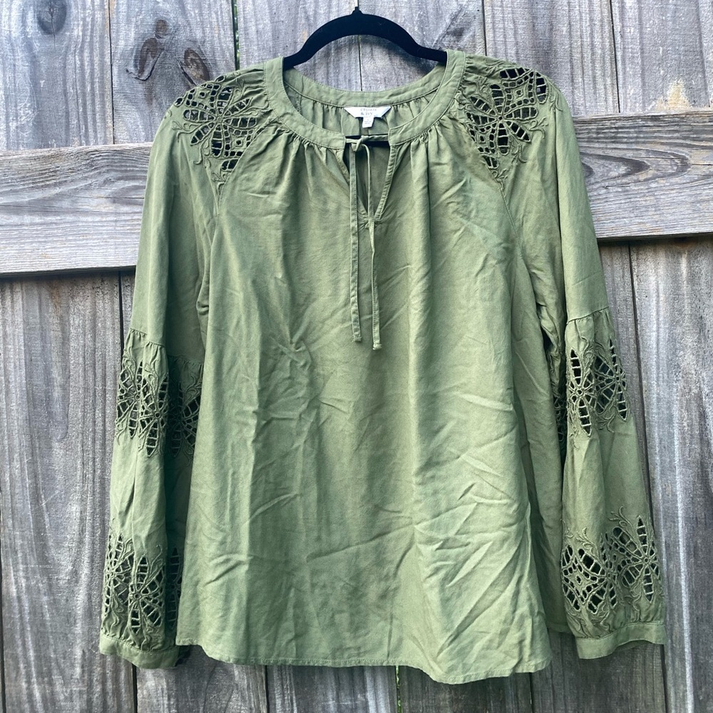 Crown & Ivy Olive Green Lace Detail Women's Top Sz S - Picture 1 of 9